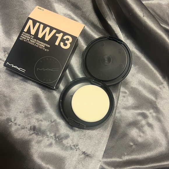 Mac Cosmetics Studio Fix Powder Plus Foundation NW13. Full size - Picture 10 of 10